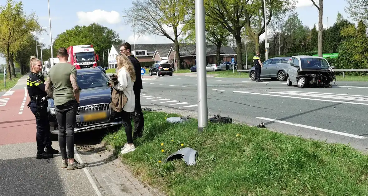 Flinke schade na botsing tussen meerdere voertuigen - Foto 4