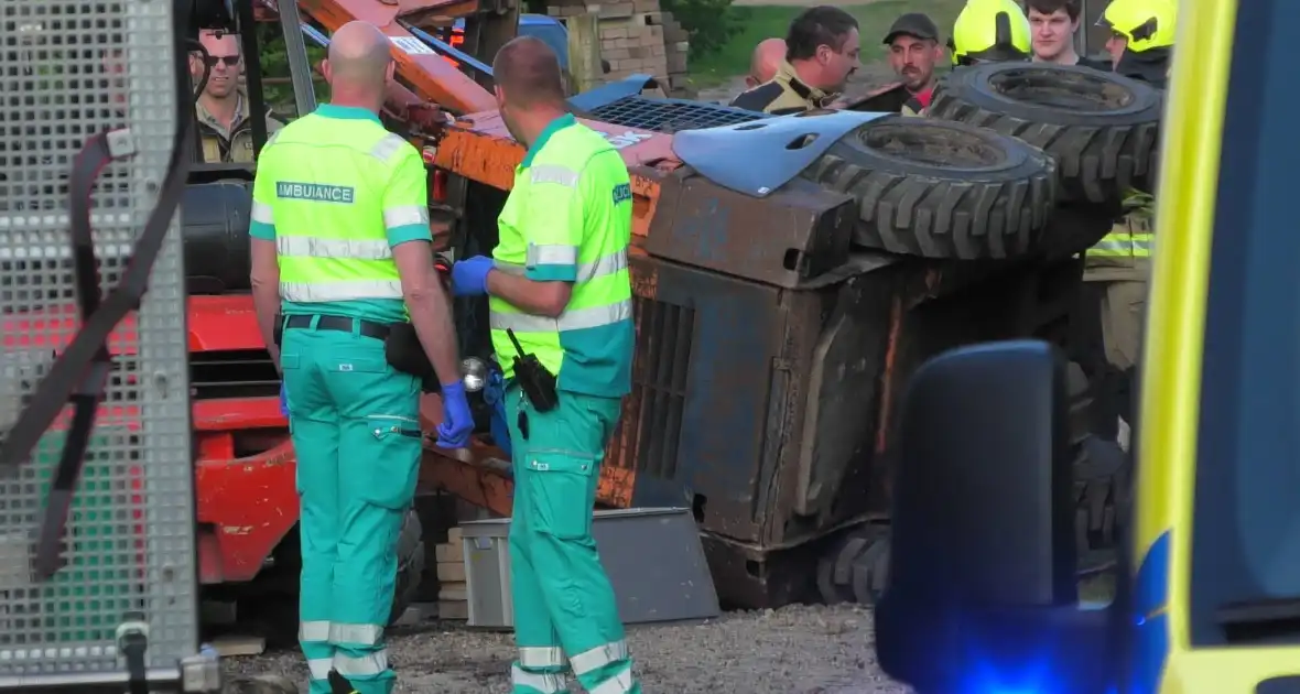 Persoon komt onder schranklader - Foto 5