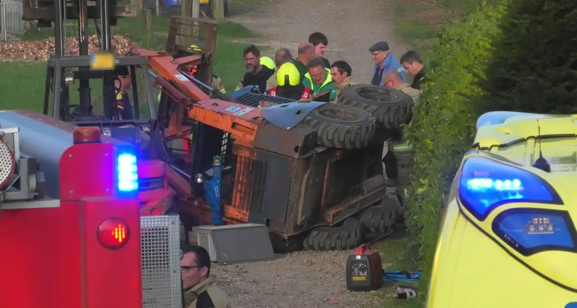 Persoon komt onder schranklader - Foto 6