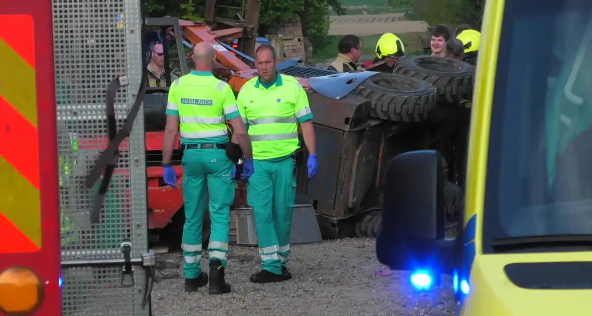 Persoon komt onder schranklader - Foto 9