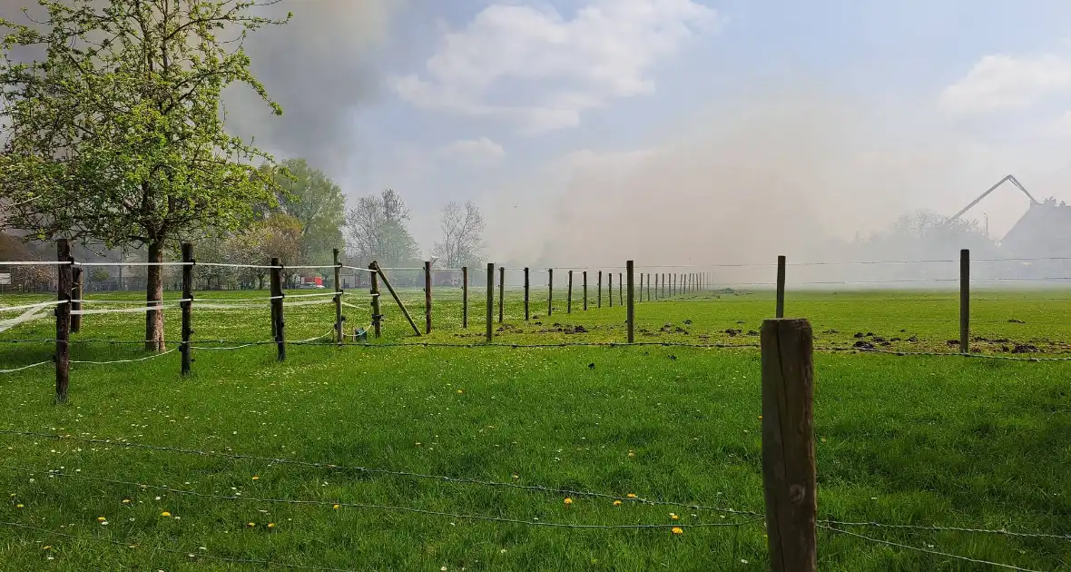 Enorme rookwolken bij brand in opslagloods - Foto 1