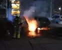 Twee geparkeerde auto's compleet uitgebrand