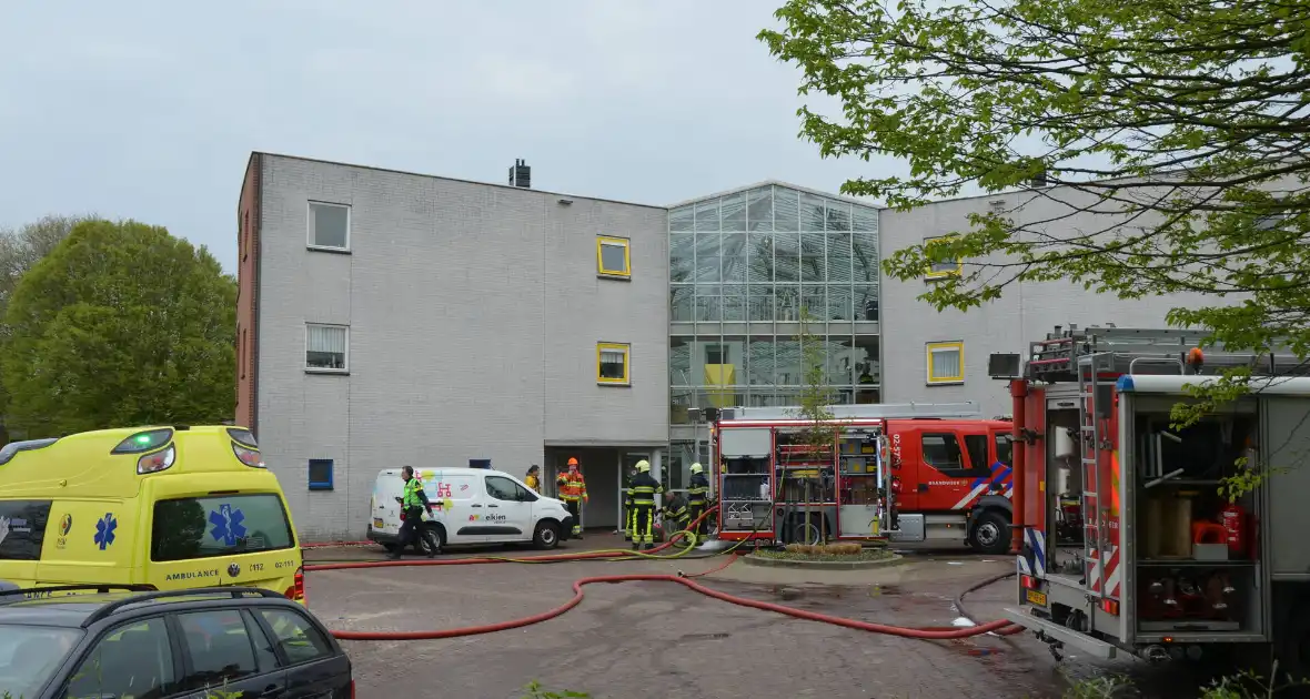 Grote uitslaande brand in appartement zorgcomplex