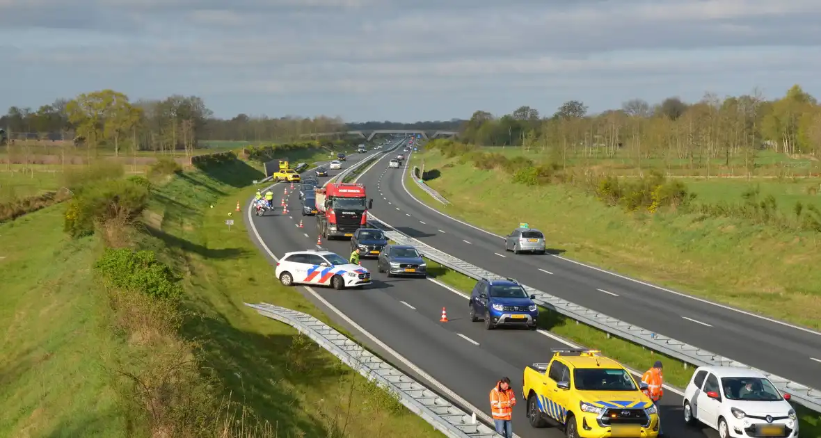 Auto schiet over geluidswal en belandt in sloot - Foto 1