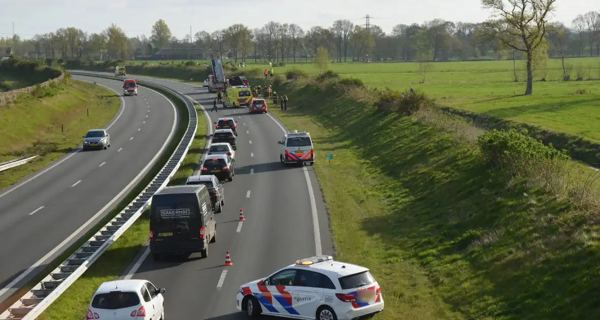 Auto schiet over geluidswal en belandt in sloot - Foto 2