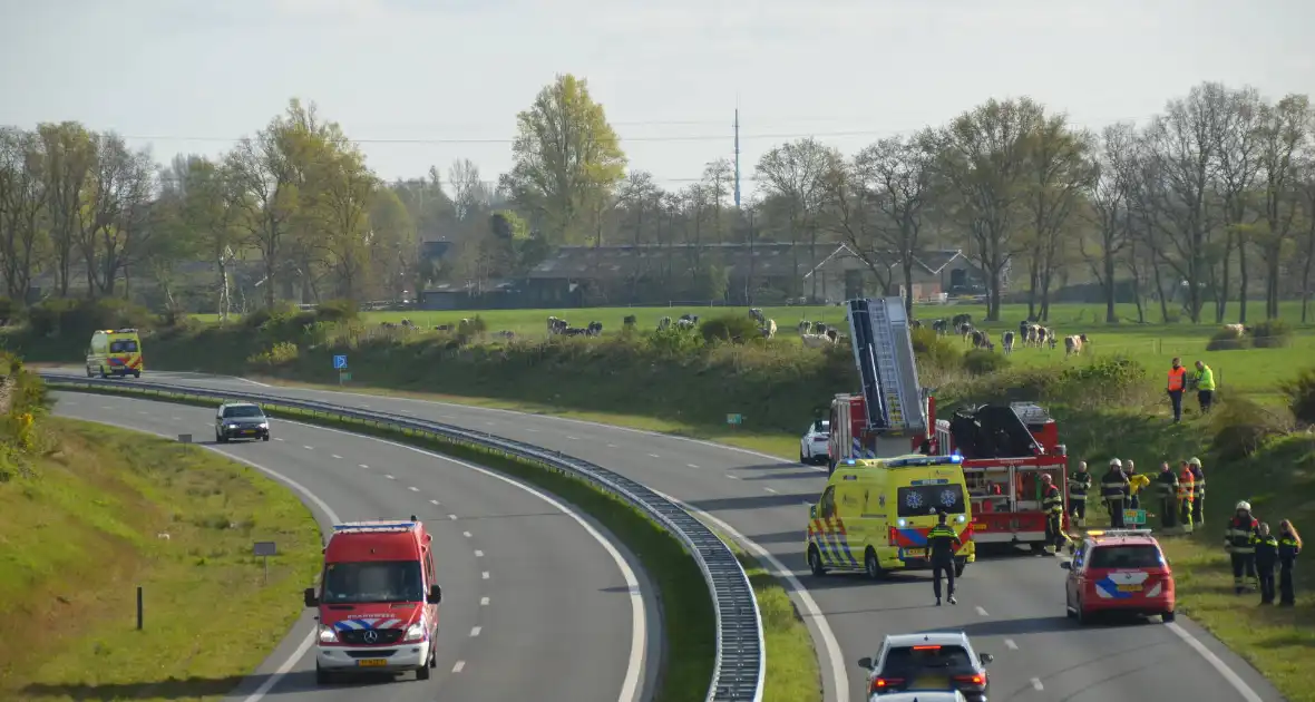 Auto schiet over geluidswal en belandt in sloot - Foto 3