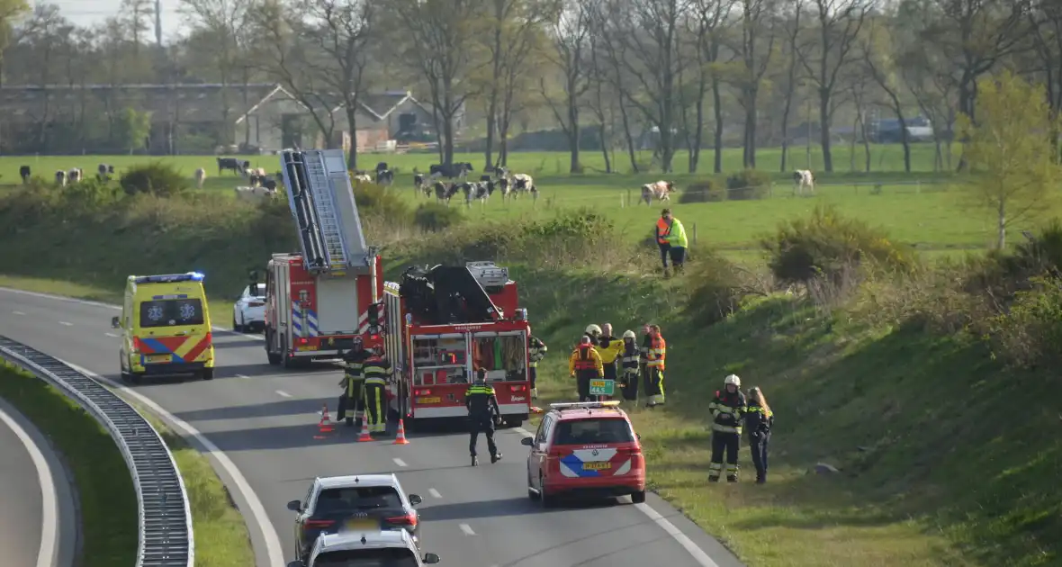 Auto schiet over geluidswal en belandt in sloot - Foto 4