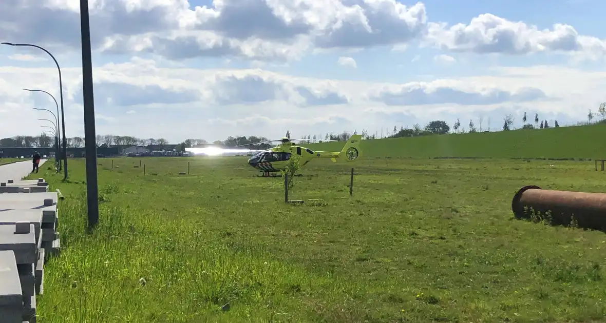 Traumahelikopter landt voor ongeval bij Groente- en Fruithandelaar Bakker - Foto 1