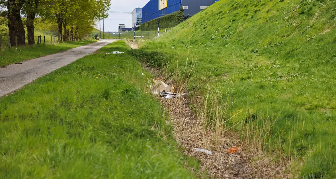 Afgelegen terrein in Vathorst lijkt op dumplek - Foto 1