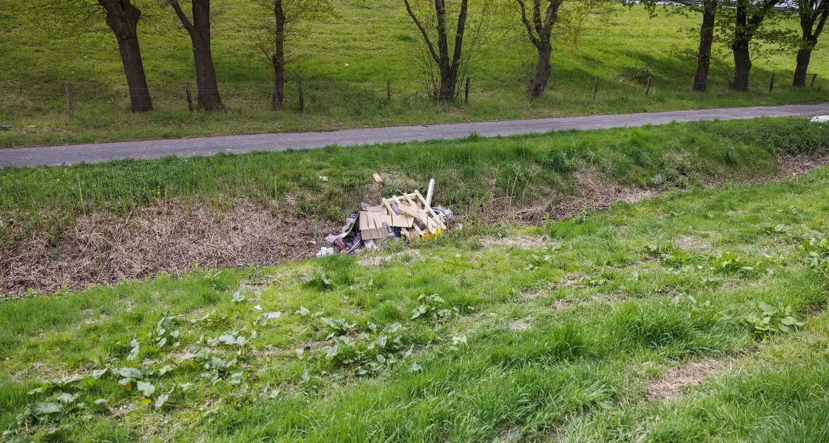 Afgelegen terrein in Vathorst lijkt op dumplek - Foto 2