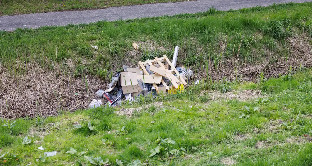 Afgelegen terrein in Vathorst lijkt op dumplek - Foto 3