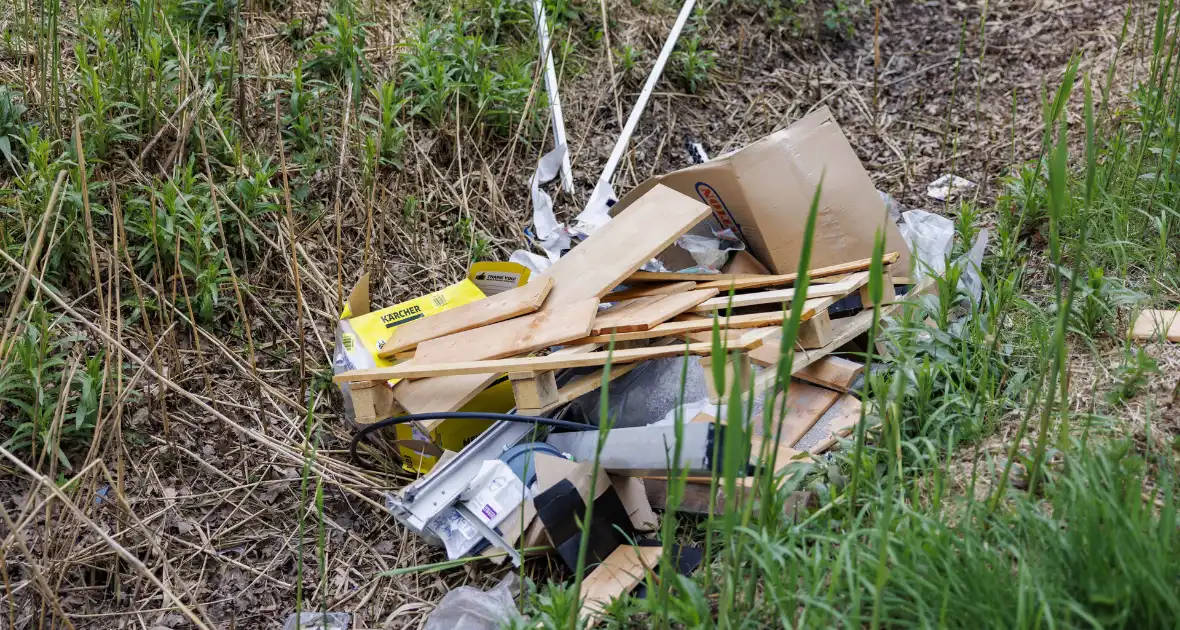 Afgelegen terrein in Vathorst lijkt op dumplek - Foto 4