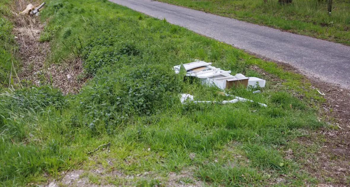 Afgelegen terrein in Vathorst lijkt op dumplek - Foto 5