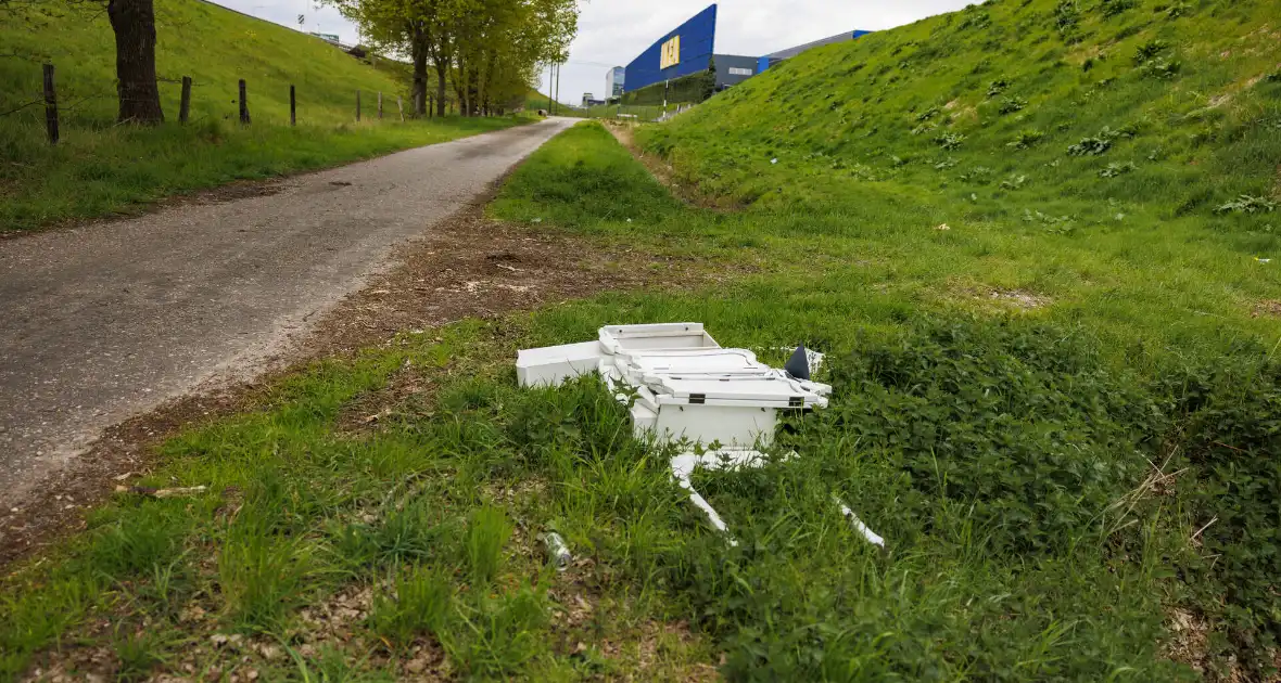 Afgelegen terrein in Vathorst lijkt op dumplek - Foto 6