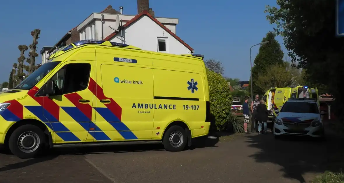 Traumahelikopter landt in weiland - Foto 5