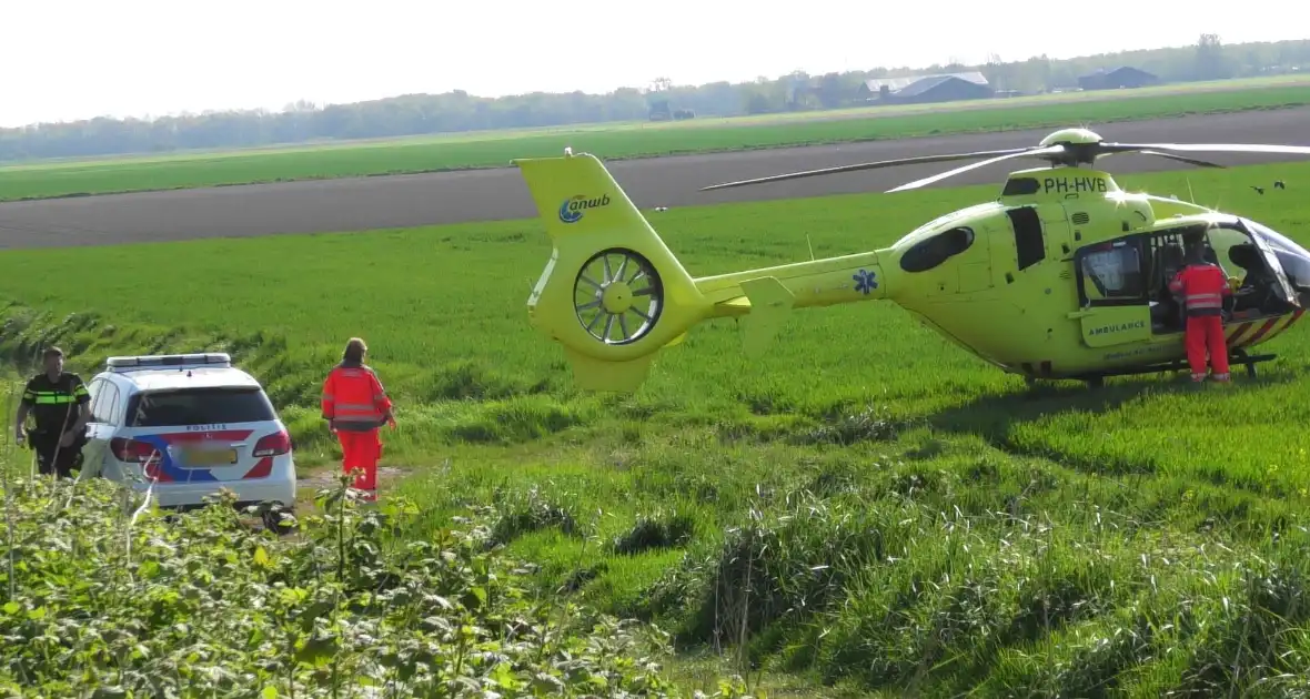 Traumahelikopter landt in weiland - Foto 6