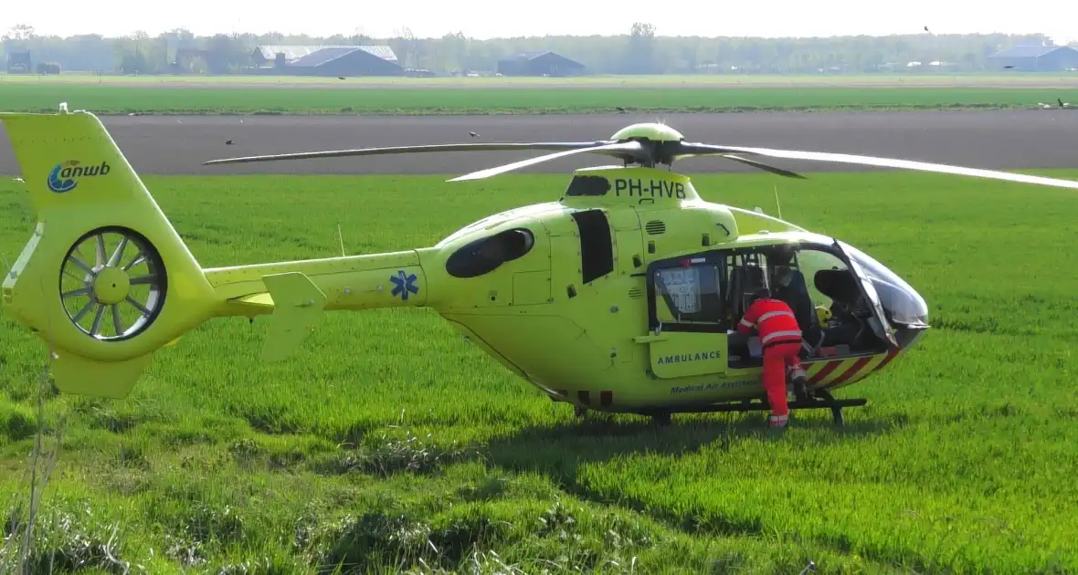 Traumahelikopter landt in weiland - Foto 7
