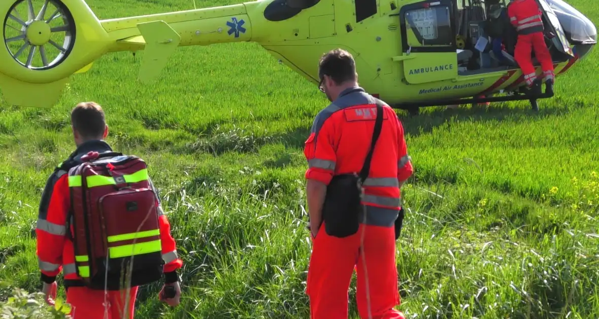 Traumahelikopter landt in weiland - Foto 9