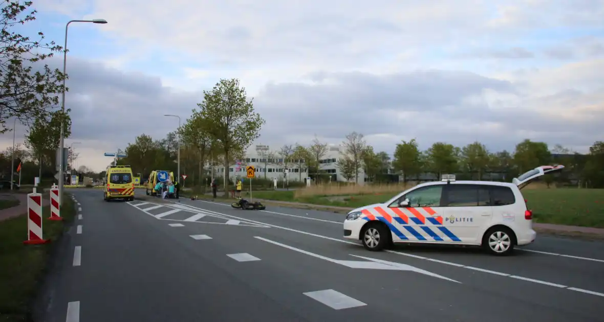 Motorrijder zwaargewond na lancering over rotonde - Foto 2