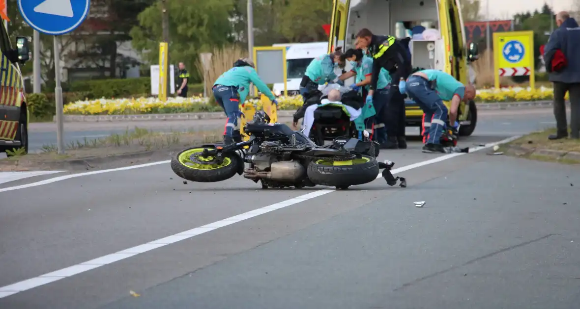 Motorrijder zwaargewond na lancering over rotonde - Foto 3