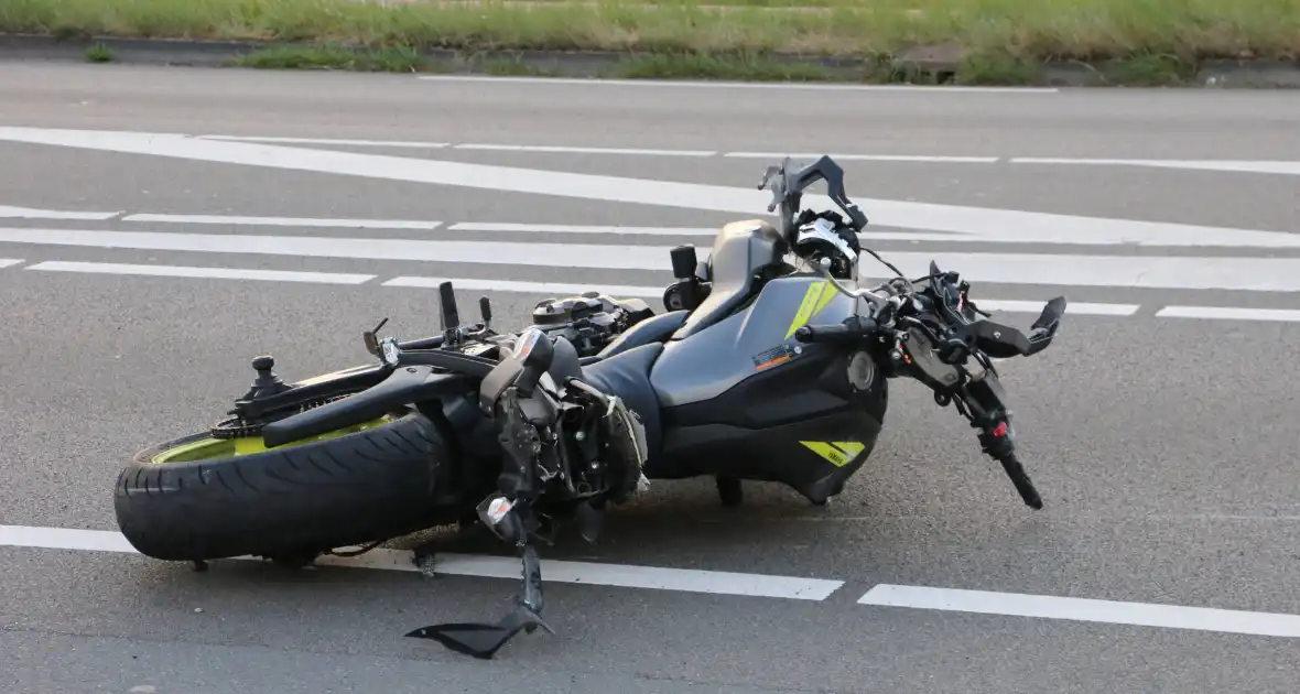 Motorrijder zwaargewond na lancering over rotonde - Foto 4