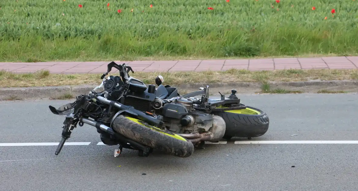 Motorrijder zwaargewond na lancering over rotonde - Foto 6