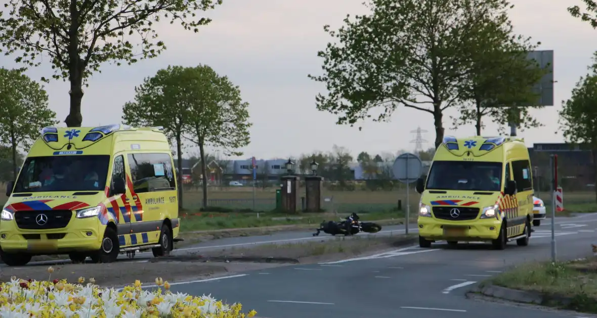 Motorrijder zwaargewond na lancering over rotonde - Foto 8