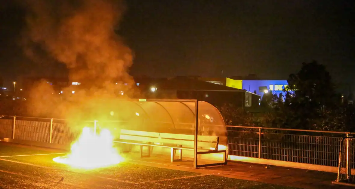 Vlammen op voetbalveld vanwege brand in afvalcontainer