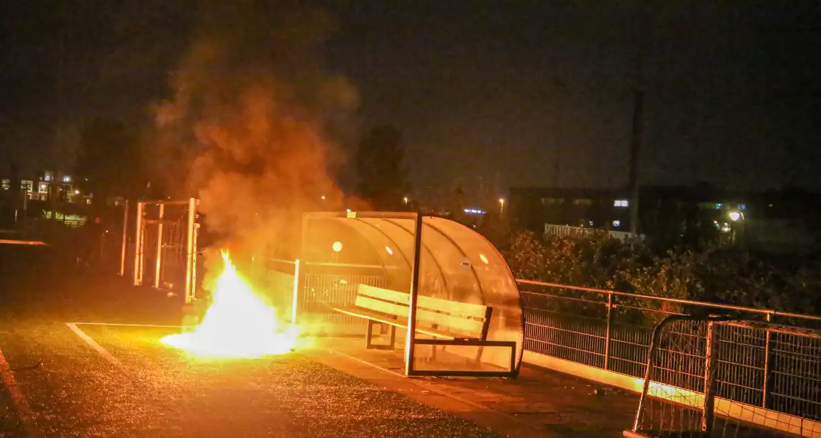 Vlammen op voetbalveld vanwege brand in afvalcontainer - Foto 1