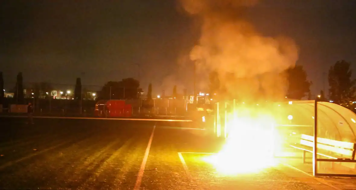 Vlammen op voetbalveld vanwege brand in afvalcontainer - Foto 10