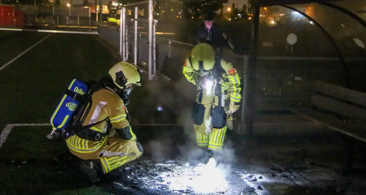 Vlammen op voetbalveld vanwege brand in afvalcontainer - Foto 11