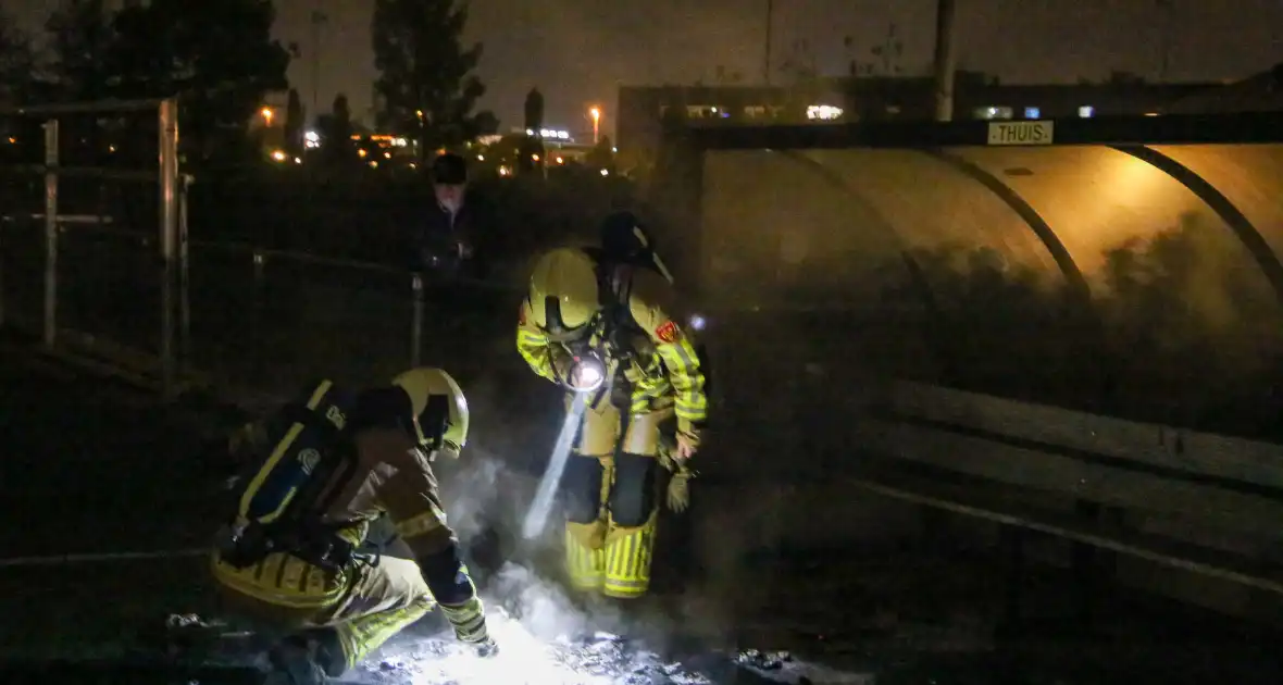 Vlammen op voetbalveld vanwege brand in afvalcontainer - Foto 12