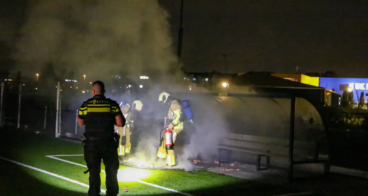 Vlammen op voetbalveld vanwege brand in afvalcontainer - Foto 3