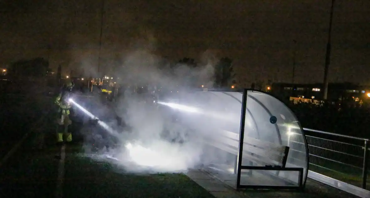 Vlammen op voetbalveld vanwege brand in afvalcontainer - Foto 5
