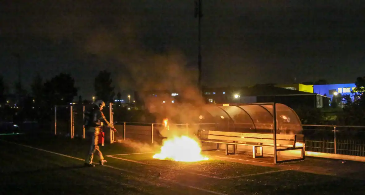 Vlammen op voetbalveld vanwege brand in afvalcontainer - Foto 8
