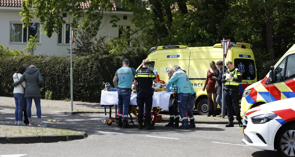 Fietser ernstig gewond bij aanrijding met auto - Foto 1