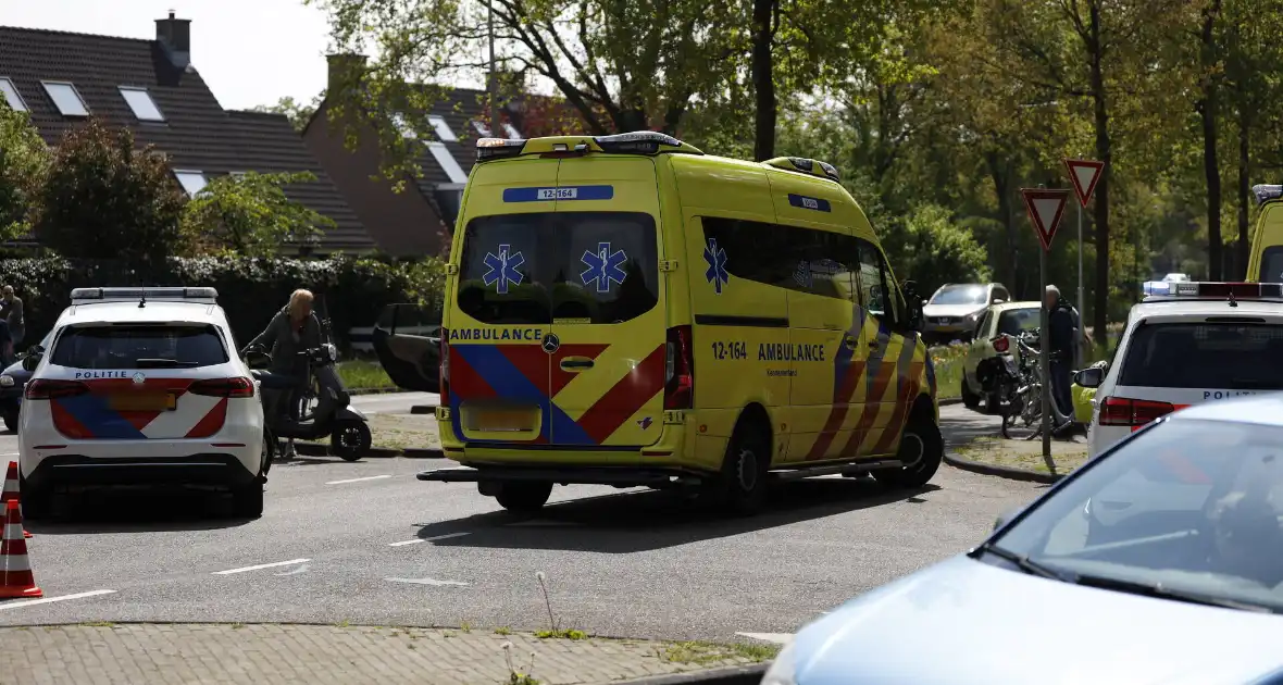 Fietser ernstig gewond bij aanrijding met auto - Foto 2