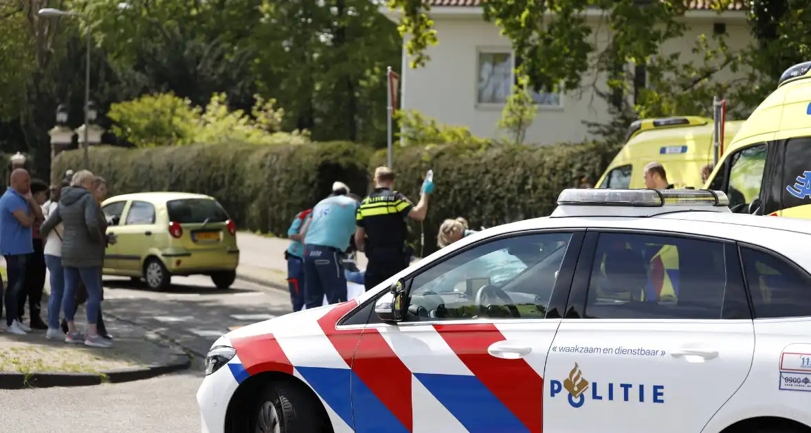 Fietser ernstig gewond bij aanrijding met auto - Foto 3