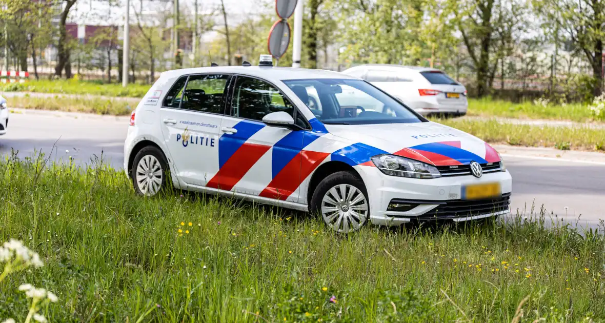 Politieauto botst tegen paal tijdens spoedrit