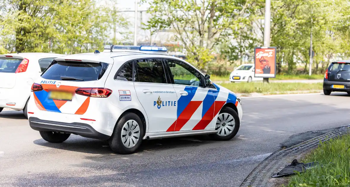 Politieauto botst tegen paal tijdens spoedrit - Foto 1