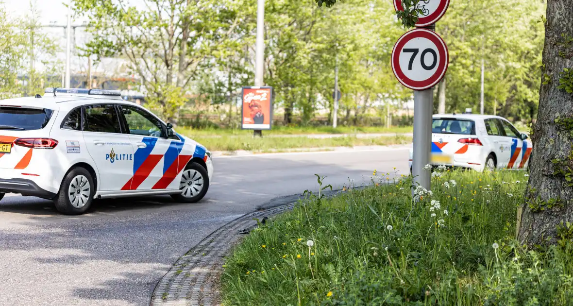 Politieauto botst tegen paal tijdens spoedrit - Foto 2