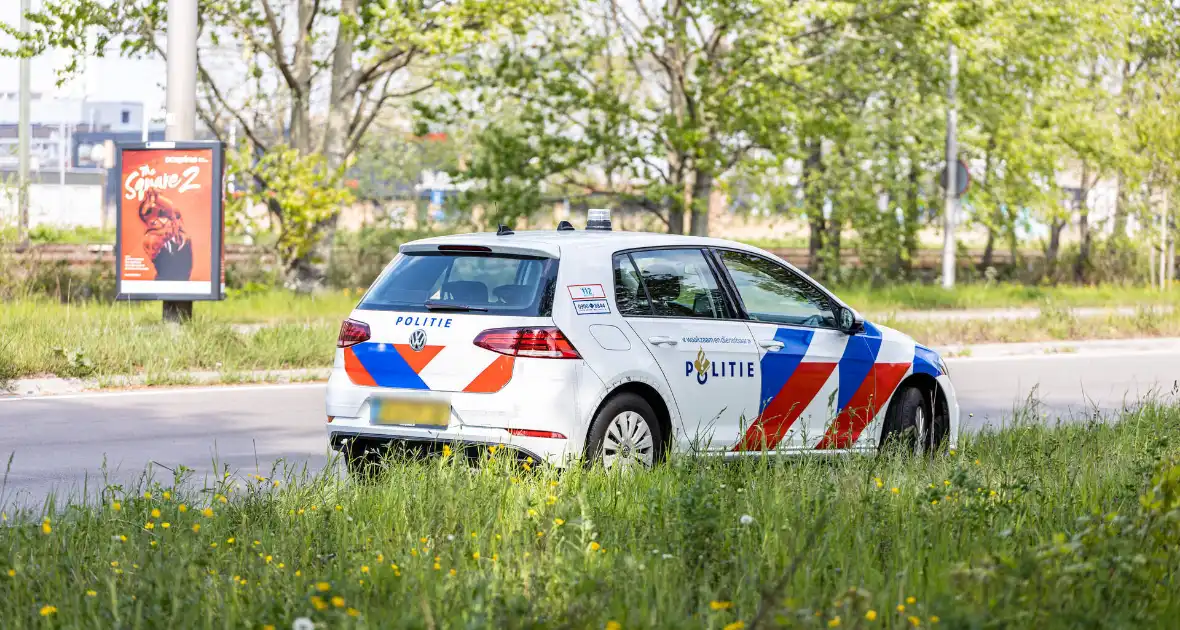 Politieauto botst tegen paal tijdens spoedrit - Foto 3