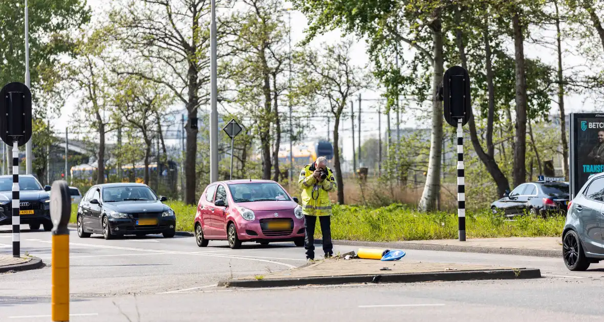 Politieauto botst tegen paal tijdens spoedrit - Foto 4