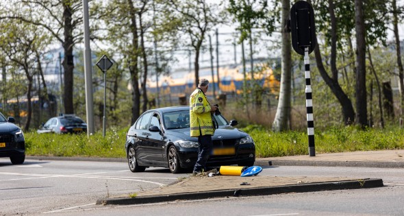 Politieauto Botst Tegen Paal Tijdens Spoedrit | 112-nu.nl