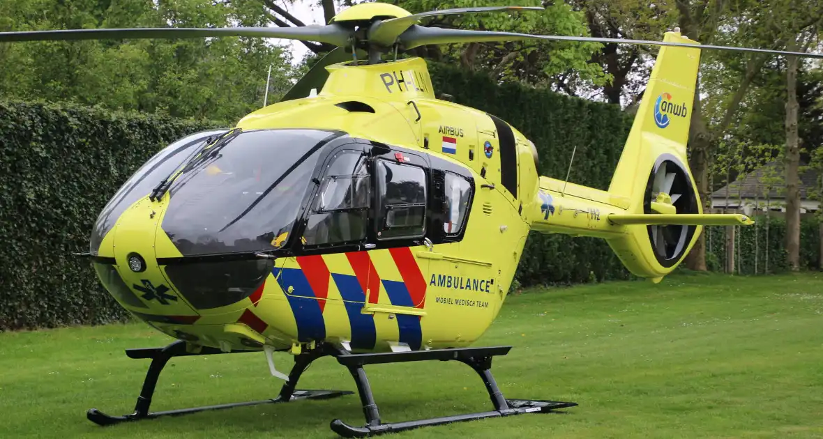 Traumahelikopter landt op grasveld Staatsliedenwijk - Foto 3