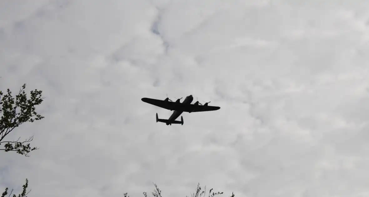 Herdenkingsvlucht met bommenwerper over monument - Foto 1