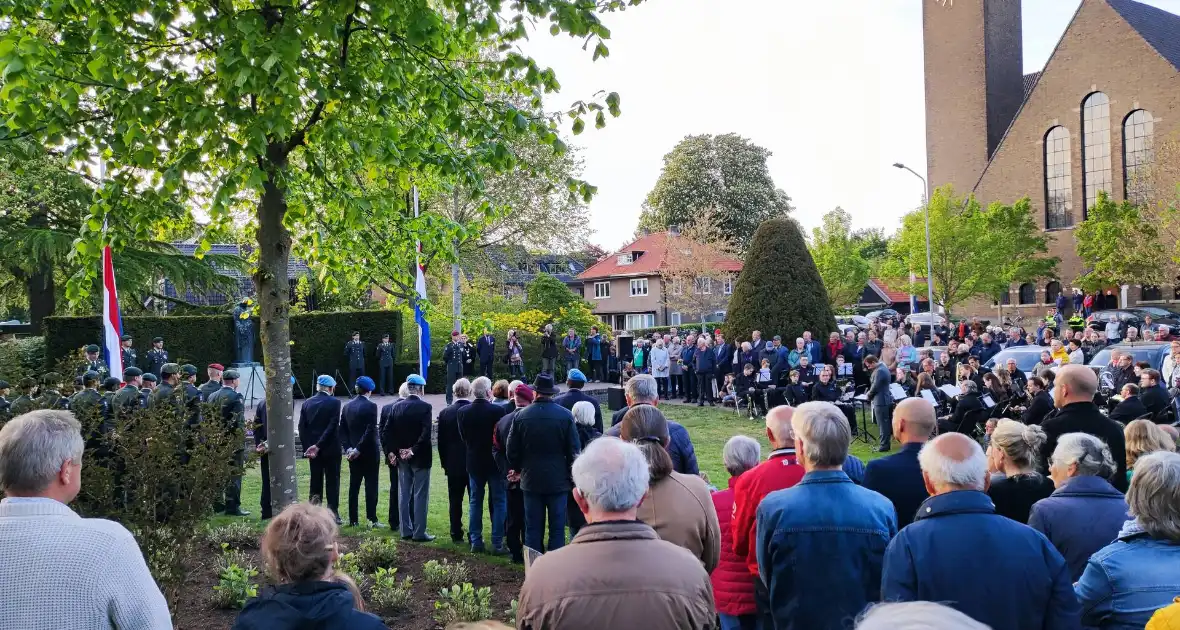 Kransen gelegd bij Dodenherdenking