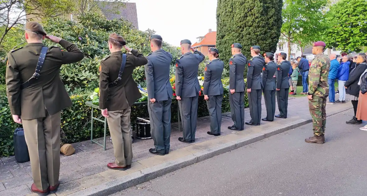 Kransen gelegd bij Dodenherdenking - Foto 1