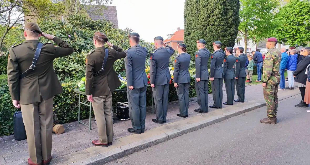 Kransen gelegd bij Dodenherdenking - Foto 2
