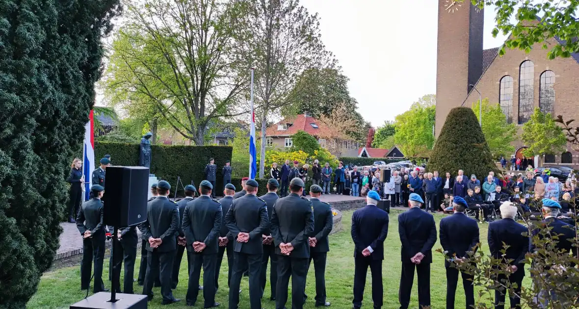 Kransen gelegd bij Dodenherdenking - Foto 3